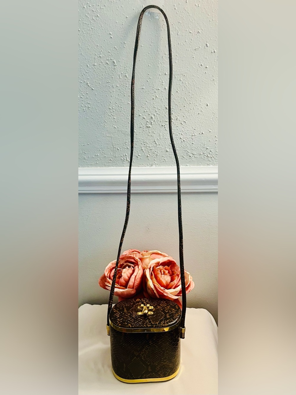 Snakeskin Vintage exotic faux leather box bag featuring a gold magnetic closure - Picture 7 of 9